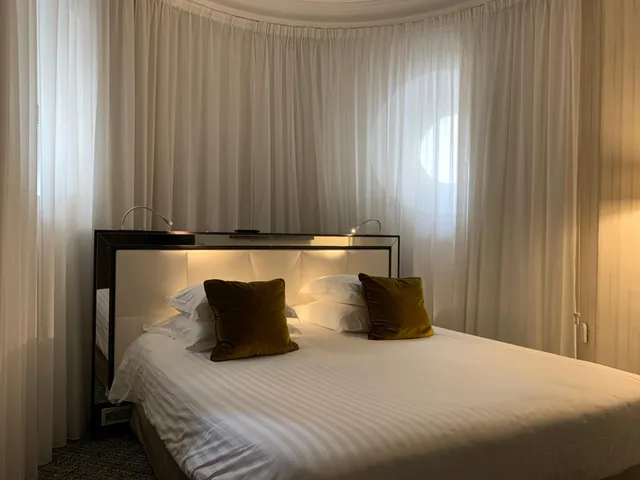 Rotonde, Suite, Queen Bed, Sofa، Le Canberra 3/4