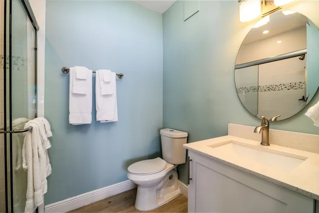 غرفة بسرير كينج وسرير كوين بغرفة نوم واحدة مع أريكة، Rainbow Bend Resort 4/7