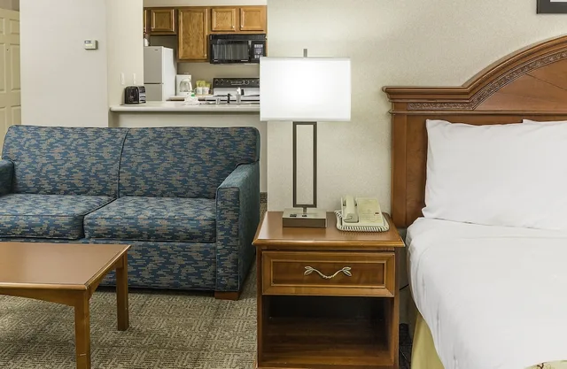 جناح بسرير كينج مع أريكة بحوض جاكوزي، Smart Suites, an Ascend Collection Hotel 6/10