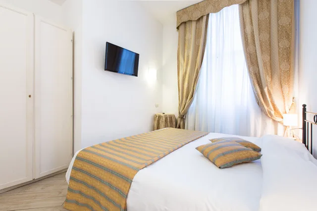 غرفة ثلاثية بسرير مزدوج وسرير فردي، HOTEL AGLI ARTISTI 2/6