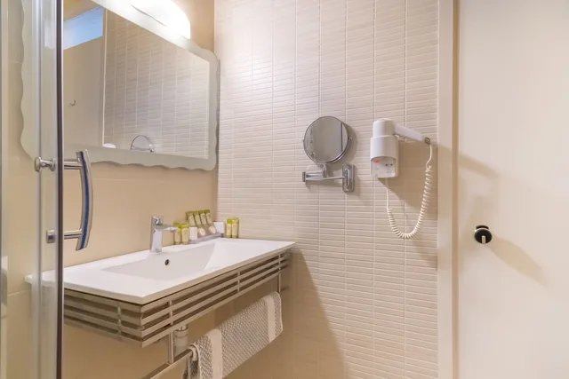 غرفة ديلوكس بسرير كوين بإطلالة على البحر مع أريكة، Hotel Agia Markella 6/10