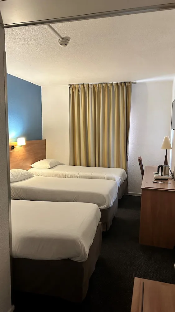Standard, 1 Double and 1 Single Bed, Kyriad Marne La Vallee - Torcy 8/10
