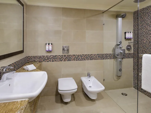 جناح ملكي بسريرين مزدوجين بغرفتي نوم لذوي الإعاقة، Movenpick Karachi Hotel 4/5