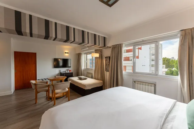 غرفة سوبيريور ثلاثية بسرير كينج وسرير فردي، HOTEL TOLOSA 1/10