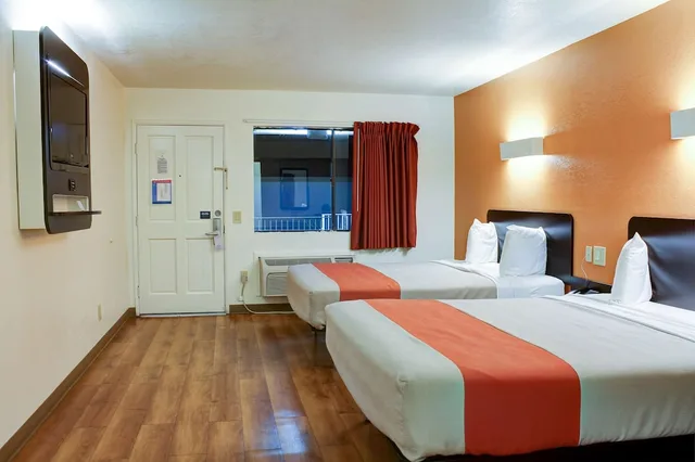 غرفة بسريرين كوين لغير المدخنين، Motel6 Bishop, CA 3/9