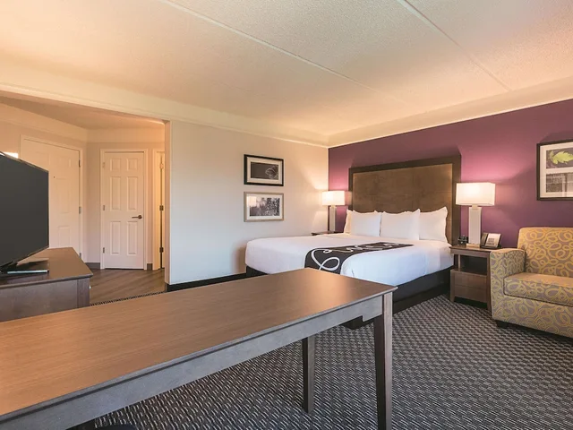 غرفة ديلوكس بسرير كينج، La Quinta Inn & Suites by Wyndham Atlanta Alpharetta 9/10