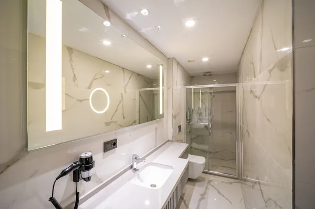 غرفة ديلوكس بسرير مزدوج بشرفة، Icon Hotel Bomonti Istanbul 3/3