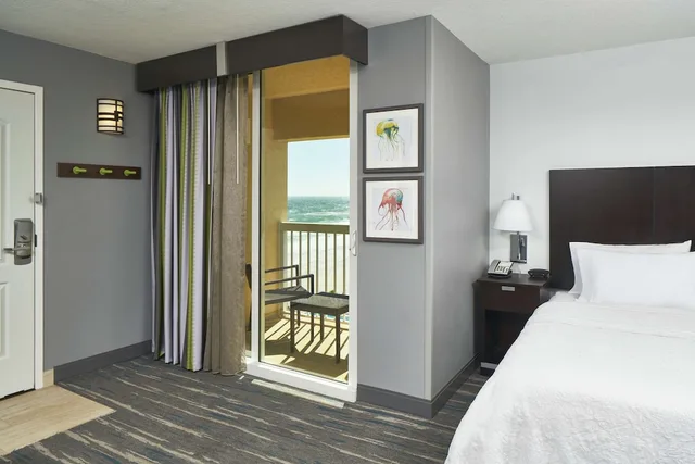 غرفة بسرير كينج بشرفة لذوي الإعاقة، Hampton Inn Daytona Beach Beachfront 3/5