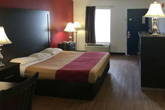 غرفة بسرير كينج للمدخنين، Econo Lodge Ruther Glen 1/2