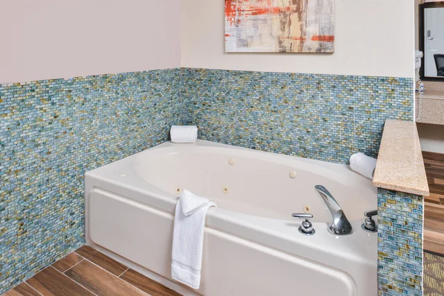 Standard, King Bed, Hot Tub, Best Western Of Hartland 3/4