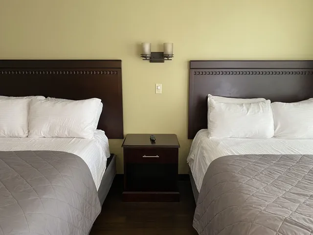 Room, 2 Queen Beds, Lake Front، The Georgian Lakeside Resort 2/4
