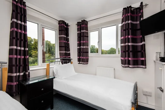 غرفة قياسية بسريرين منفصلين، OYO Chriss Motel 1/10