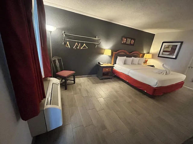 Room, King Bed, Smoking, Suite Dreams Motel Mattoon I 57 1/10