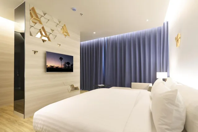 غرفة ديلوكس بشرفة، The Signature Hotel Airport 2/8