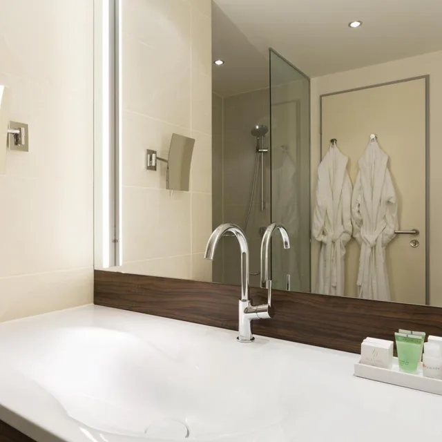 غرفة بسرير مزدوج أو سريرين منفصلين، Ramada by Wyndham Pitesti 4/4