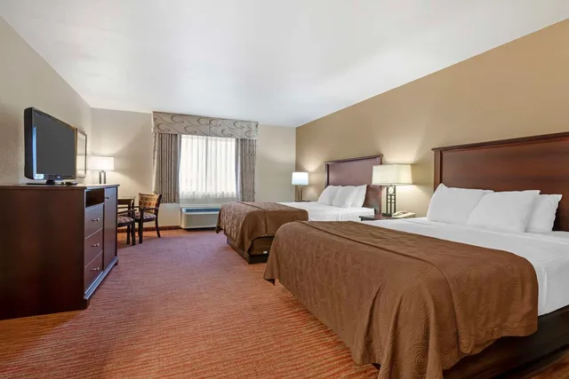 غرفة بسريرين كوين بإطلالة على البحيرة، Best Western Plus Concord Inn 1/4