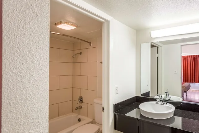 غرفة قياسية بسرير مزدوج للمدخنين، Motel6 Fort Worth, TX - Stockyards 4/4