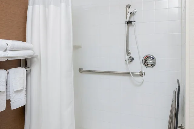 غرفة بسرير كينج لذوي الإعاقة، Fairfield Inn Lubbock 2/3