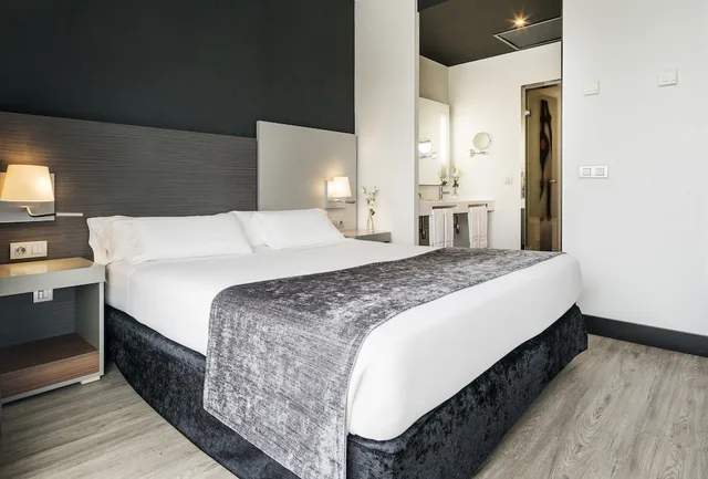 غرفة سوبيريور بسرير مزدوج بشرفة، Hotel Ilunion Atrium 2/10