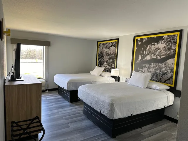 غرفة بسريرين مزدوجين بمطبخ صغير، Super 8 by Wyndham Alexandria LA 4/7
