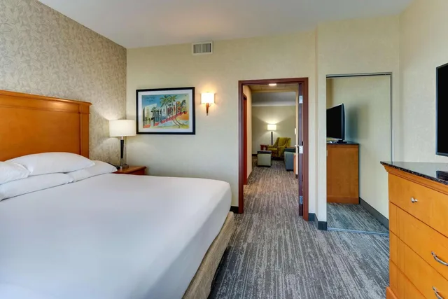 جناح بسرير كينج بغرفتين مع أريكة لذوي الإعاقة، Drury Inn & Suites Orlando 1/3