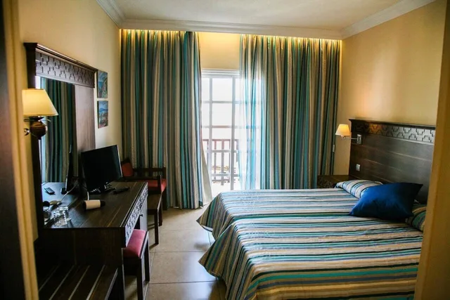 غرفة بسريرين منفصلين بإطلالة على البحر، Anais Bay Hotel 1/3