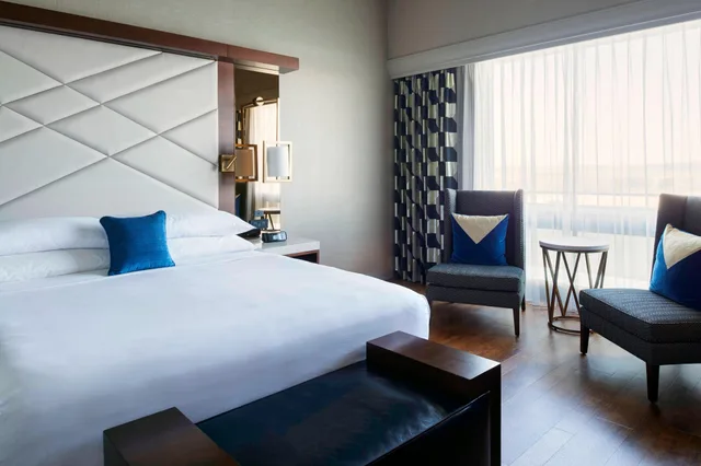 غرفة كلوب بسرير كوين، Kansas City Airport Marriott 1/4