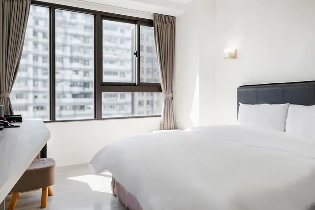 غرفة قياسية بسرير كوين، H Inn 4/10
