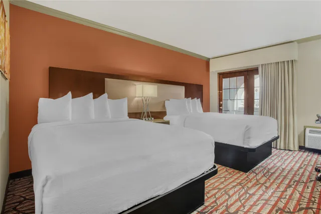 غرفة بسريرين كوين بشرفة، Best Western Plus Brookside Inn 5/8