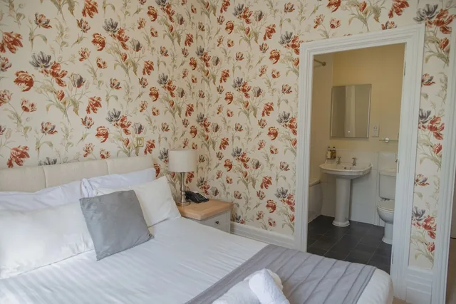 Manor, Double Bed, Small، Woodlands Manor 4/10