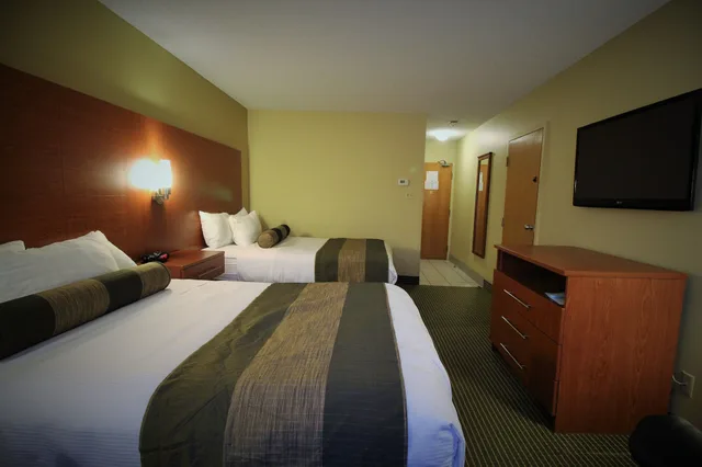 Standard, 2 Double Beds, Quality Inn & Suites Hawkesbury 4/8