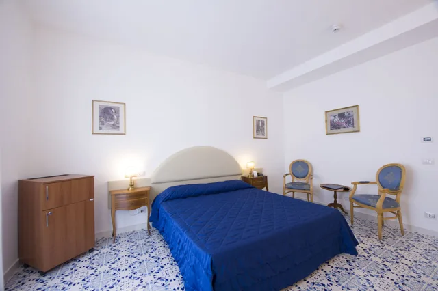 غرفة سوبيريور بسرير مزدوج أو سريرين منفصلين بإطلالة على البحر بشرفة، Grand Hotel Excelsior 3/4