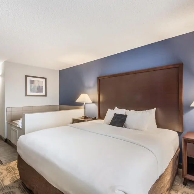 غرفة ديلوكس بسرير كينج بجاكوزي، Red Lion Inn & Suites Sequim 1/5
