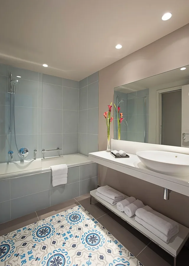 غرفة ديلوكس بسريرين منفصلين بشرفة مع أريكة، Cures Marines Hotel Thalasso & Spa Trouville - MGallery Collection 3/4