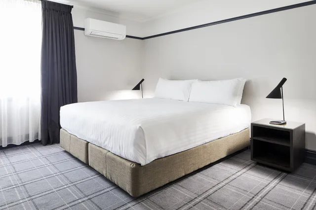 Deluxe King Room, Brassey Hotel 2/5