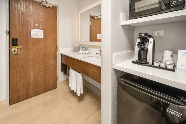 غرفة قياسية بسرير كينج، Holiday Inn Express Chicago Nw-Vernon Hills 5/6