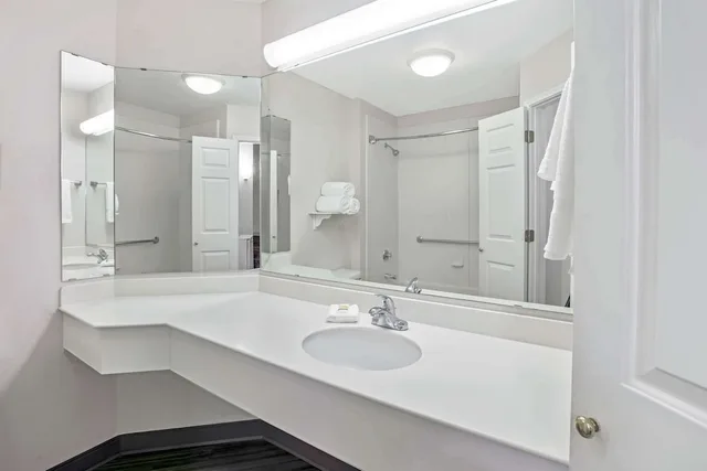 غرفة بسريرين مزدوجين لذوي الإعاقة، La Quinta Inn & Suites by Wyndham Dallas Arlington South 3/4