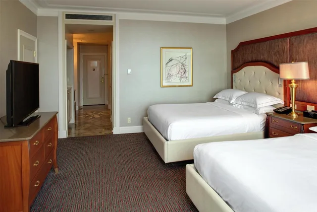 Deluxe, King Bed, 2 Queen Beds, Lake View, Hilton Lac Leamy 1/5