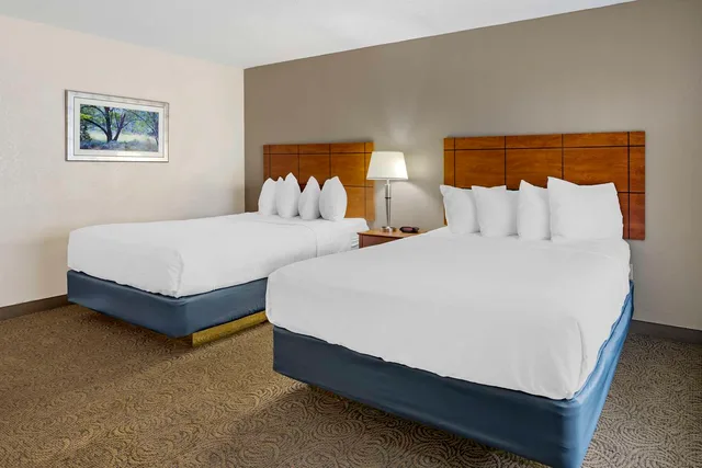 غرفة بسريرين كوين للمدخنين، Best Western Thunderbird Motel 1/3