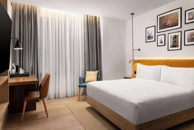 Room, King Bed, Atrium View, Accessible، Hilton Garden Inn Baku 2/4