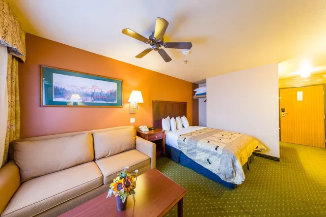غرفة بسرير كوين، Alpine Inn & Suites 2/2