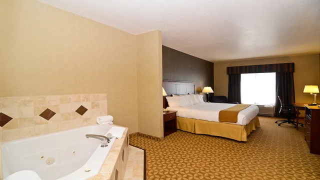 غرفة قياسية ركنية بسرير كينج بحوض جاكوزي، Holiday Inn Express Hotel Suites Fort Atkinson 7/8