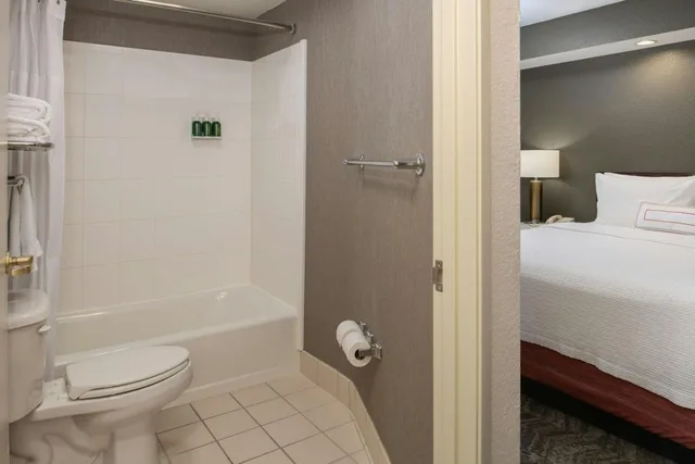 جناح بسريرين كوين مع سرير سحّاب إضافي مع أريكة لذوي الإعاقة، SpringHill Suites by Marriott Portland Airport 3/3