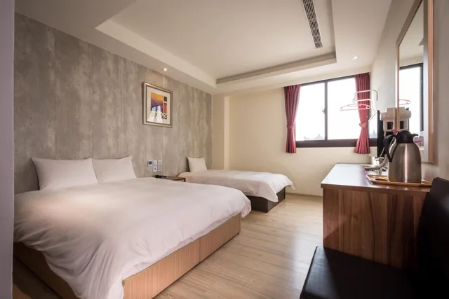 غرفة ثلاثية بسرير مزدوج وسرير فردي، Yadi Hotel 1/2
