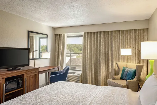 Room, King Bed, Hampton Inn Birmingham-Trussville 2/5