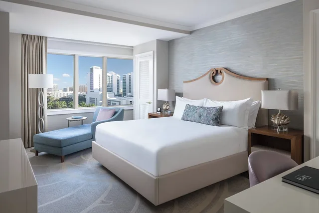 غرفة كلوب بسرير كينج بغرفة نوم واحدة مع أريكة لذوي الإعاقة، The Ritz Carlton Sarasota 1/4