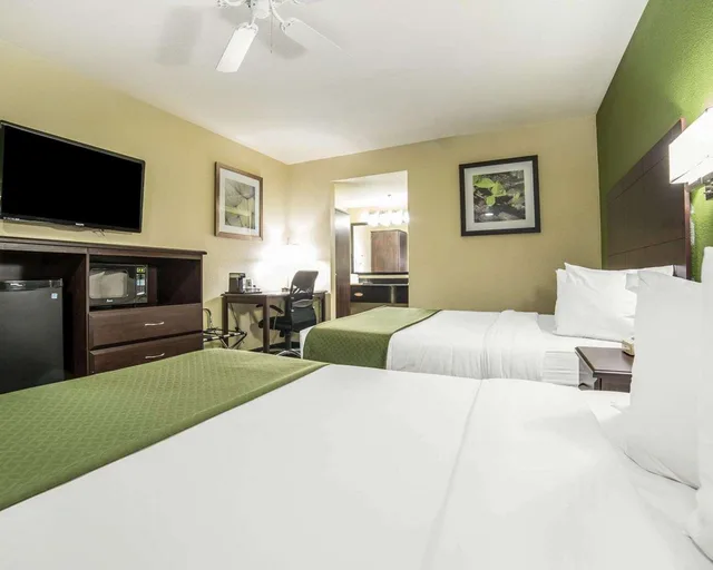 Room, 2 Queen Beds, Quality Inn Needles, CA 1/4