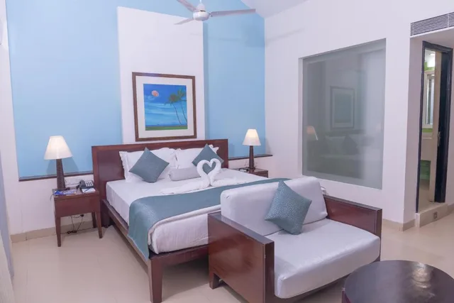 غرفة ديلوكس بشرفة، Kyriad Prestige Calangute, Goa 1/4