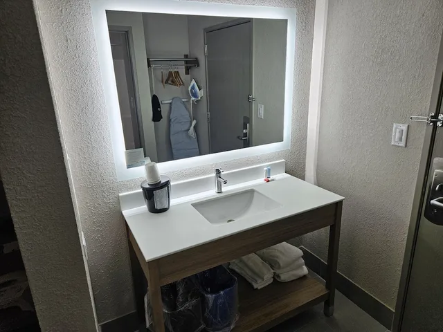 جناح بسرير كينج، Days Inn by Wyndham Davenport 6/7