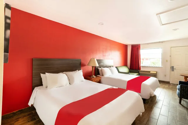 غرفة بسريرين كوين مع أريكة، OYO Hotel San Antonio near AT&T Center 3/6